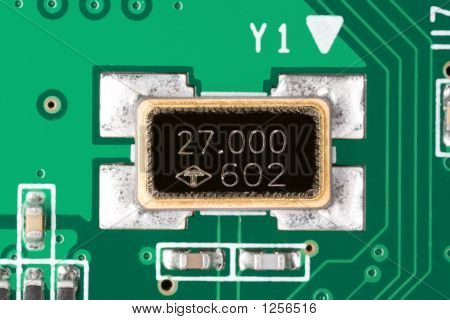 Detailní záběr na desce obvodů zelené elektroniky