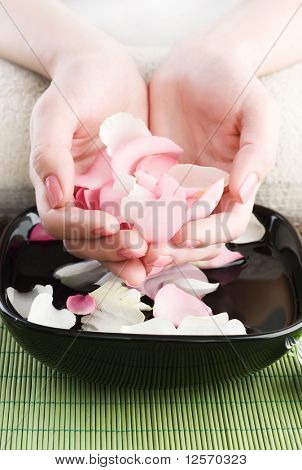 Smuk kvinde hænder.Manicure koncept