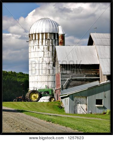 Grange avec tracteur