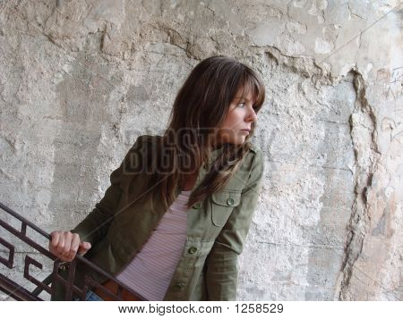 Lány és a Vintage fal