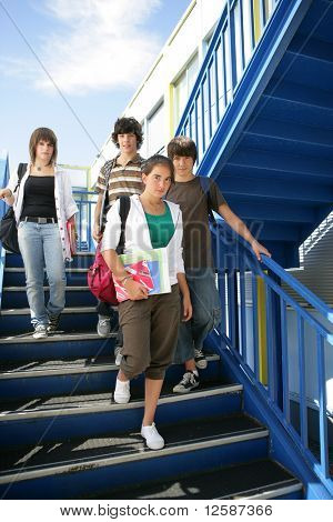 Porträt von Jugendlichen kommen die Treppe hinunter halten Dokumente
