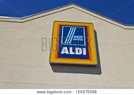 Indianapolis - Circa April 2016: Aldi Discount Supermarket. Aldi is Simply Smarter Shopping III