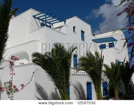 Porte blu su bianco edifici
