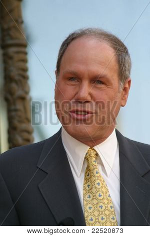 LOS ANGELES - 10 huhtikuu: Michael Eisner seremoniassa, jossa Regis Philbin saa 2222th star L
