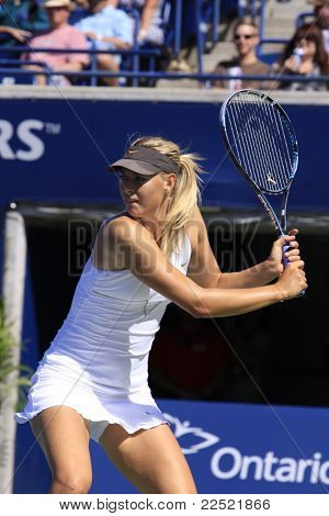 โตรอนโต: วันที่ 12 Maria Sharapova เล่นกับ Galina Voskoboeva ในการโรเจอร์สคัพ 2011 ในเดือนสิงหาคม