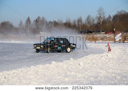 Yoshkar-ola, Russia - January 20, 2018: Winter Auto Show - Drift On Cars On An Ice Track, On A Froze