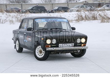 Yoshkar-ola, Russia - January 21, 2018: Winter Auto Show - Drift On Cars On An Ice Track, On A Froze