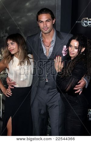LOS ANGELES - 11 agosto: Zoe Kravitz; Jason Momoa; Lisa Bonet arrivando alla Premiere mondiale di 