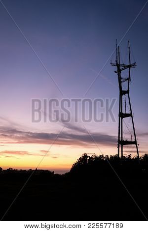 Sutro Tower Is A Tv, Radio Et Telecommunications Antenna Tower.