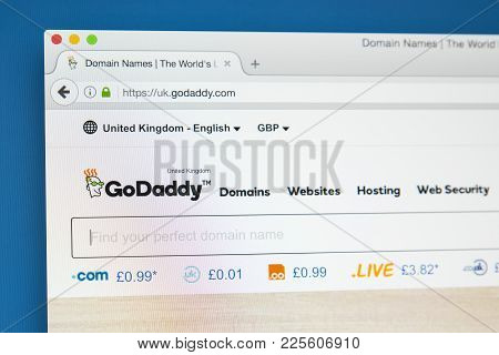 London, Uk - August 7th 2017: The Homepage Of The Official Website For Godaddy - The American Intern