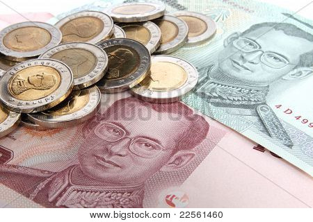 Mnoho mincí a banka v thajštině.