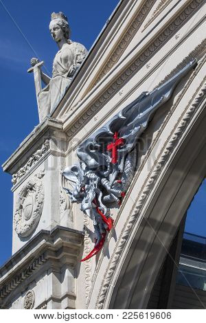 London, Uk - August 11th 2017: Statues On The Exterior Of The Historic Smithfield Meat Market Buildi