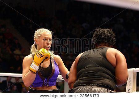 Kampen. Boksere Natasha Ragozina (Rusland) og Pamela London (Guyana)