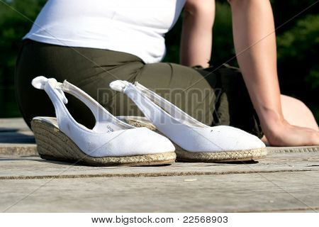 weiblich weiß Shose auf dock