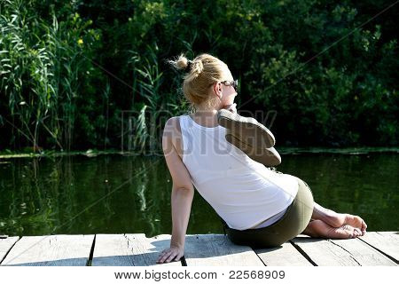 Junge Frau, die auf das dock