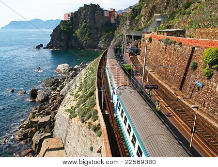 Italia. Cinque Terre. Tren en la estación Manarola