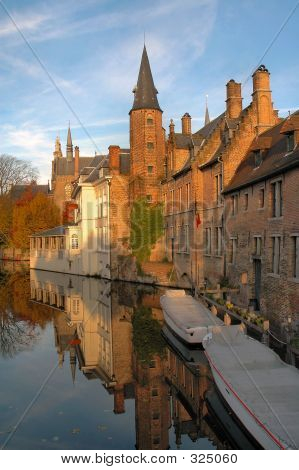 Gebäude entlang Kanal in Brügge, Belgien