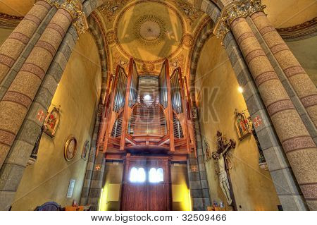 Boru organ Madonna Moretta Katolik Kilisesi Alba, Kuzey İtalya içinde görüntüleyin.