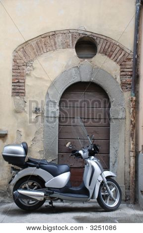 Nowy motocykl zewnątrz starego budynku