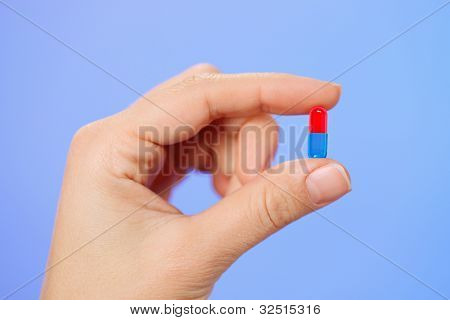 rote und blaue Bolus (Kapsel) in Arzt Hand, Makro-Ansicht