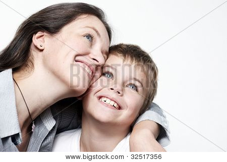 Mãe feliz com o filho isolado na luz de fundo