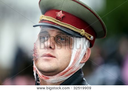 Moscú - 14 de mayo: Participante no identificado en la gorra militar de estilo soviético con rostro herido y prohibición