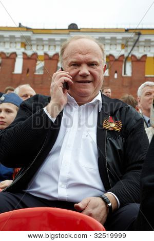 Mosca - 9 maggio: Gennady Zyuganov colloqui sul cellulare sulla celebrazione del giorno della vittoria sulla piazza rossa, 9 maggio