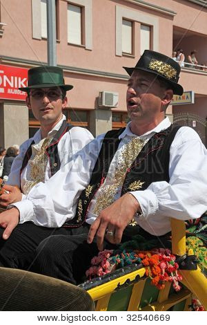 DAKOVO, Chorvatsko - 05 červenec: neznámý účastník v chorvatském národním kroji na koně a svatba