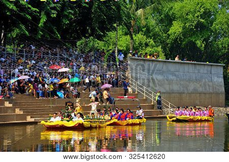 Phetchabun, Thailand - 28  September 2019 : Um Phra Dam Nam Ceremony Festival, The Boat Parade To Th