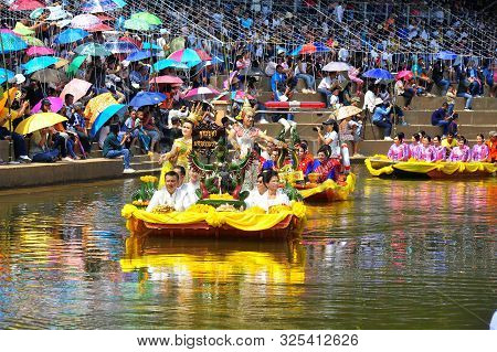 Phetchabun, Thailand - 28  September 2019 : Um Phra Dam Nam Ceremony Festival, The Boat Parade To Th