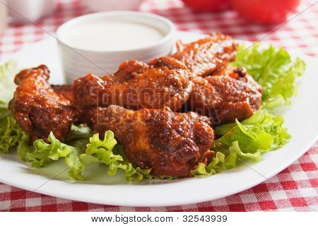 Buffalo stile ali di pollo con formaggio blu dip