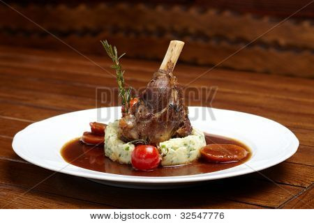 Codillo asado de cerdo con salsa
