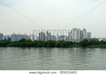 Hang River In Seoul In The Evening