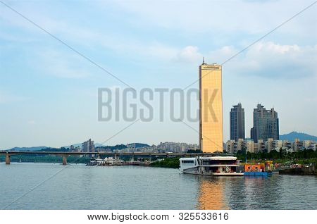 View To 63 Building From The Hang River