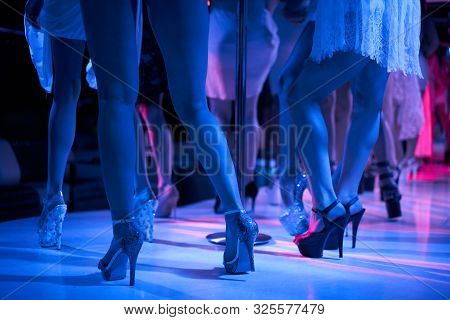 Young afbeelding en foto (gratis proefversie) | Bigstock