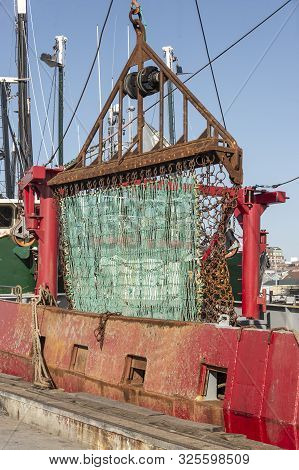 New Bedford, Massachusetts, Usa - September 28, 2019: Scallop Dredge Raised Off Deck Of Elizabeth & 