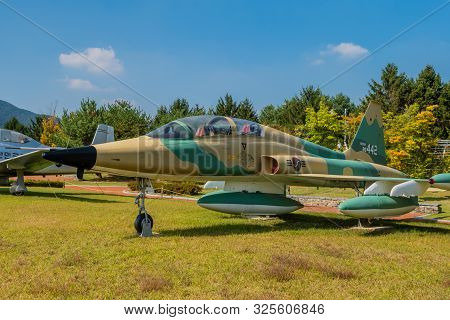 F-5B Freedom Fighter