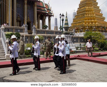 Bangkok - 28 marca: Przygotować żołnierzy królewskich ceremonii kremacji