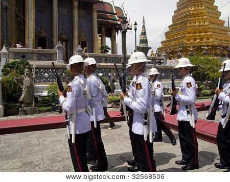 Bangkok - 28 marca: Przygotować żołnierzy królewskich ceremonii kremacji
