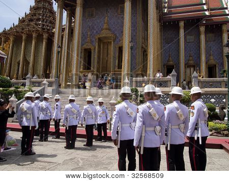 Bangkok - 28 marca: Przygotować żołnierzy królewskich ceremonii kremacji