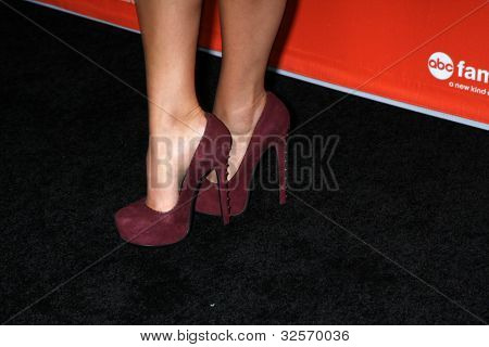 LOS ANGELES - 1. května: Shay Mitchell dorazí na West Coast Upfronts ABC Family klubu The Sayers