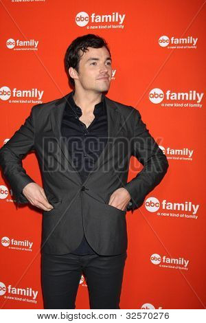 LOS ANGELES - 1. května: Ian Harding dorazí na ABC rodina West Coast Upfronts na The Sayers klubu o