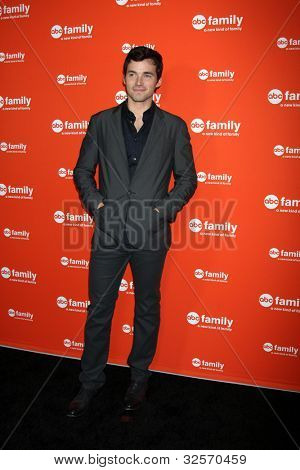 LOS ANGELES - 1. května: Ian Harding dorazí na ABC rodina West Coast Upfronts na The Sayers klubu o