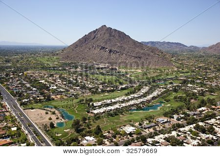 Camelback Mountain otoczony Golf Course