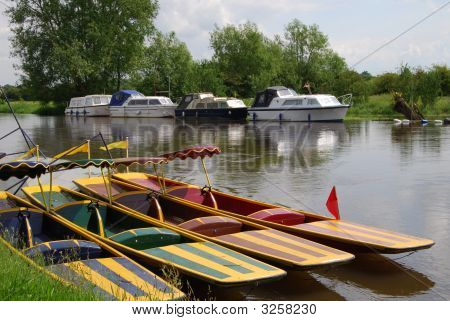 Elektriska stakbåtar på floden Thames nära Standlake, Oxfordshire
