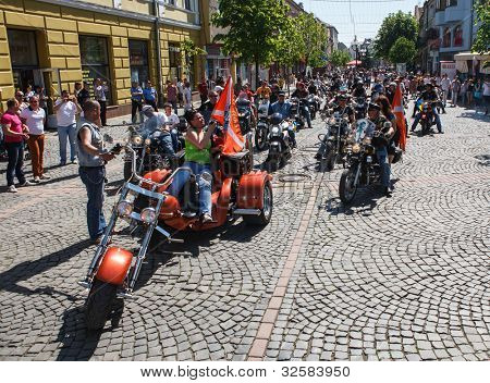 MUKACZEWO, na Ukrainie - może 1: Niezidentyfikowane uczestnicy docierają International rowerzystów Zakaukazie