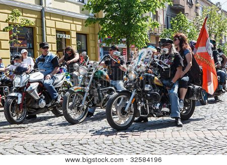 MUKACZEWO, na Ukrainie - może 1: Niezidentyfikowane uczestnicy docierają International rowerzystów Zakaukazie