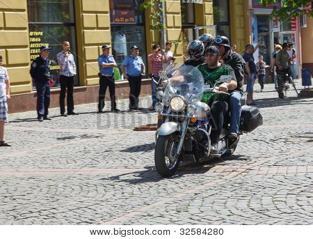 MUKACZEWO, na Ukrainie - może 1: Niezidentyfikowane uczestnicy docierają International rowerzystów Zakaukazie