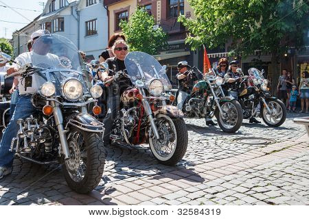 MUKACZEWO, na Ukrainie - może 1: Niezidentyfikowane uczestnicy docierają International rowerzystów Zakaukazie