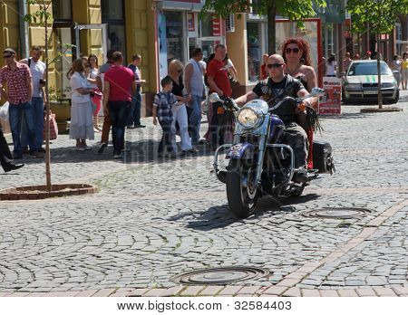 MUKACZEWO, na Ukrainie - może 1: Niezidentyfikowane uczestnicy docierają International rowerzystów Zakaukazie